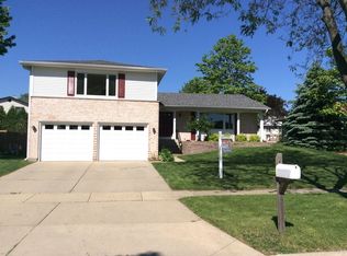 1270 W Sturbridge Dr, Hoffman Estates, IL 60192