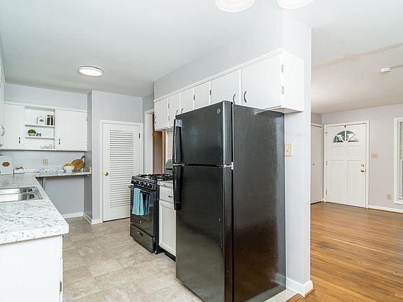 2nd image of 2515 S Sharlaine Dr