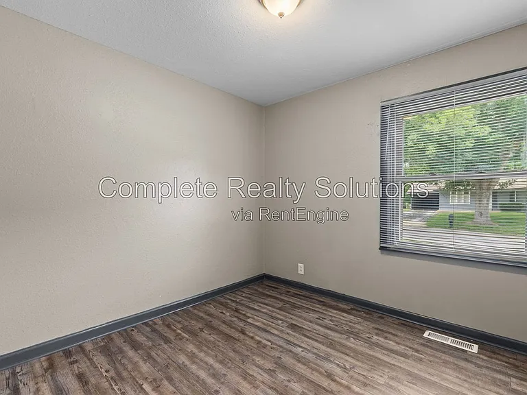 1926 Hudson Rd — Photo 14