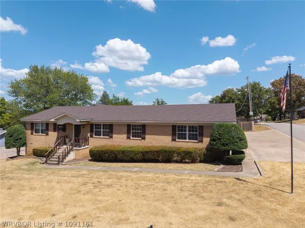 1402 N 6th St, Van Buren, AR 72956