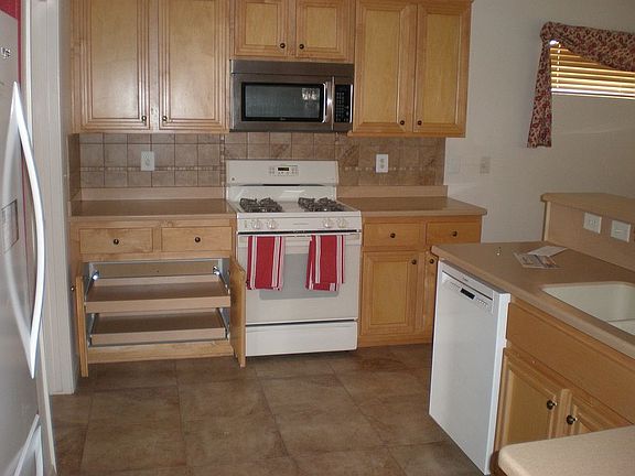 KIT AREA W/PULL OUT SHELVES