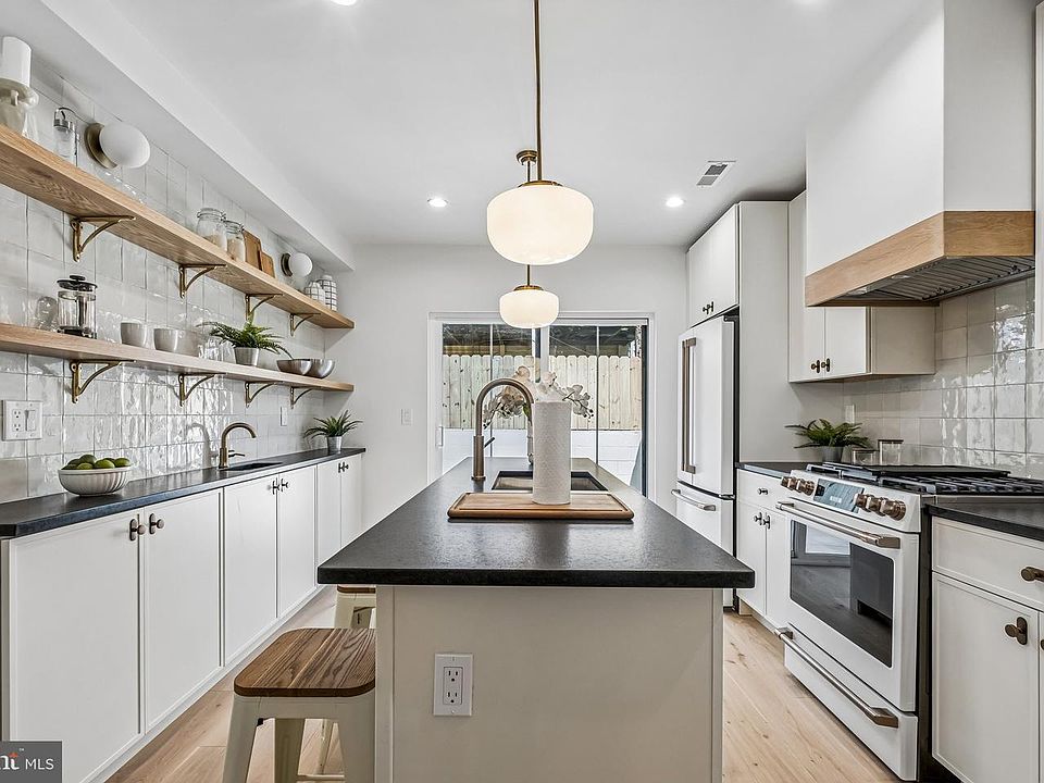 1st image of 1011 Mountain St
