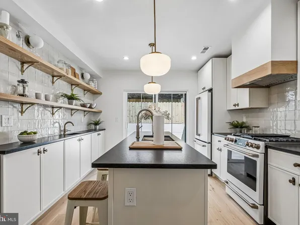 1011 Mountain St, Philadelphia, PA 19148