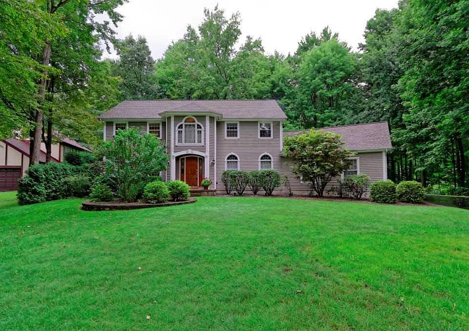 1st image of 30 Leonardo Dr