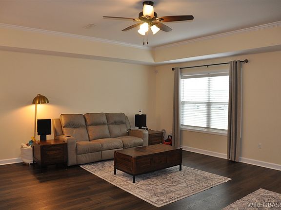 3rd image of 111 Mapleleaf Ct