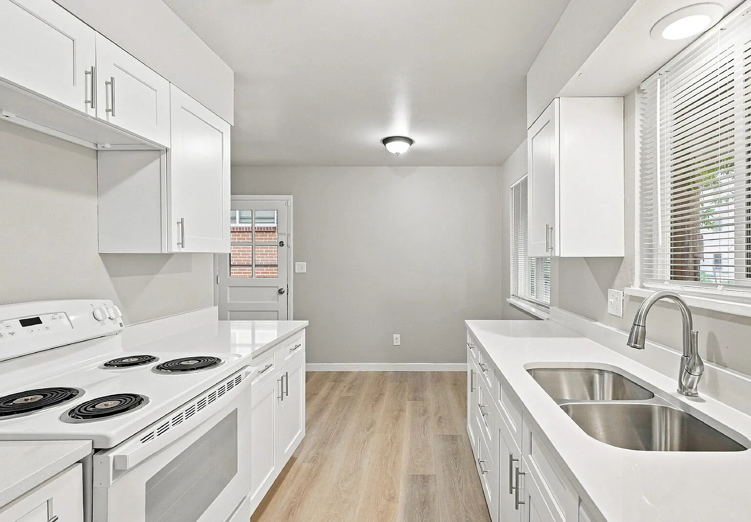 4 bed, 2.0 bath, 1496 sqft, $2,241 — Photo 2
