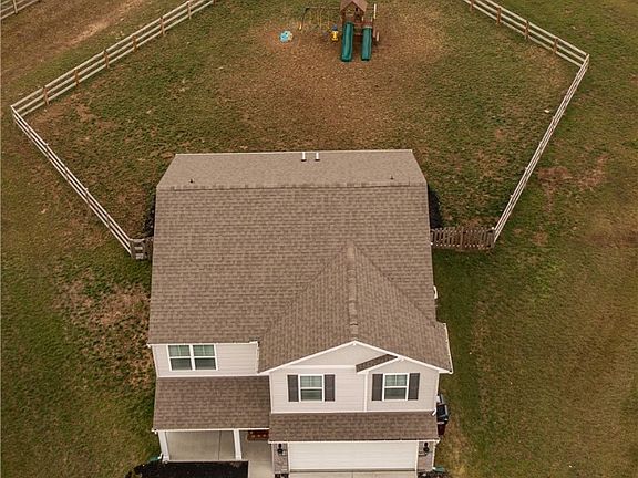 2nd image of 909 Nelson Pl