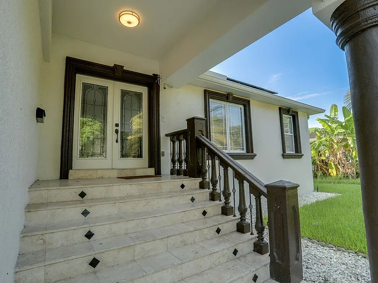 633 Spring Oaks Blvd — Photo 3