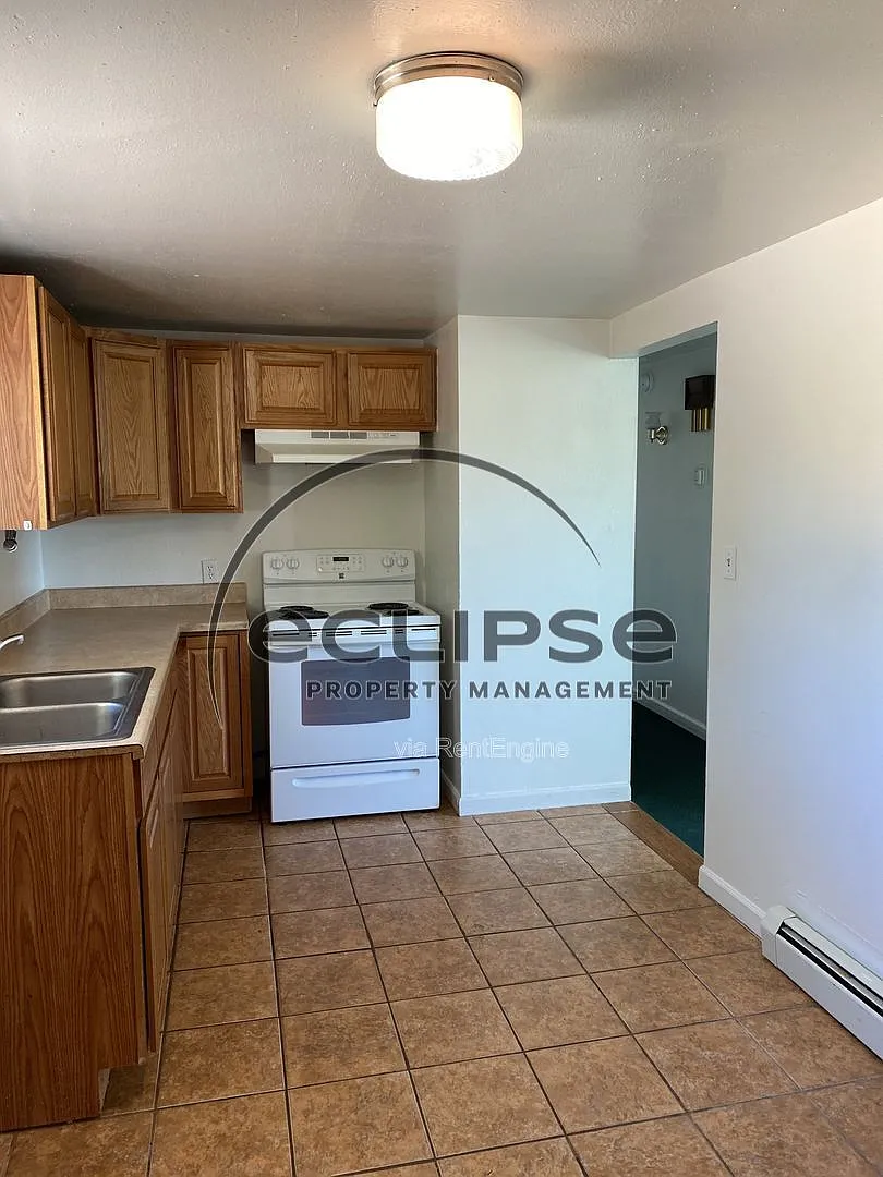 3 bed, 1.0 bath, 792 sqft, $1,200 — Photo 3
