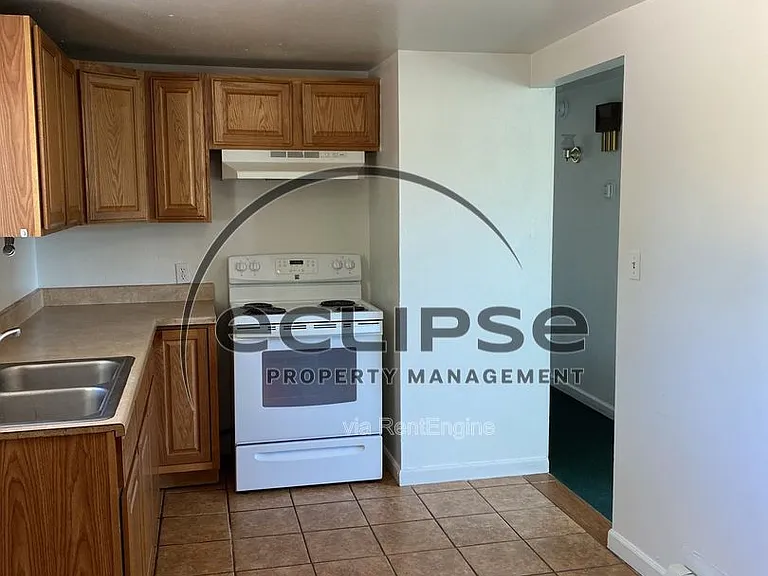 1005 Denver Ave — Photo 3