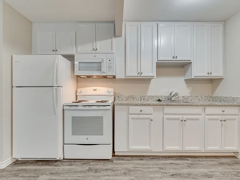 Oak Street Flats: Ranch Style Fully Remodeled Come Check Us Out — Photo 12