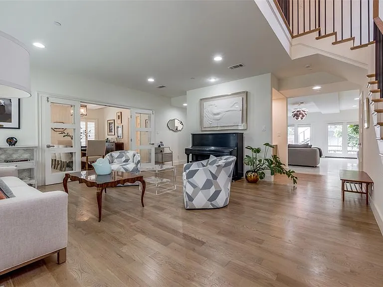 2829 Dyer St — Photo 2