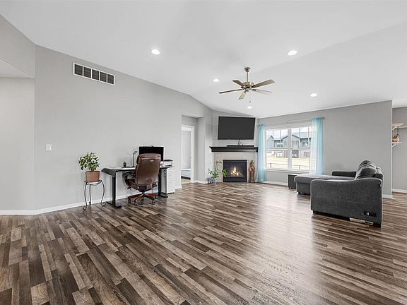 4th image of 765 Hanks Dr