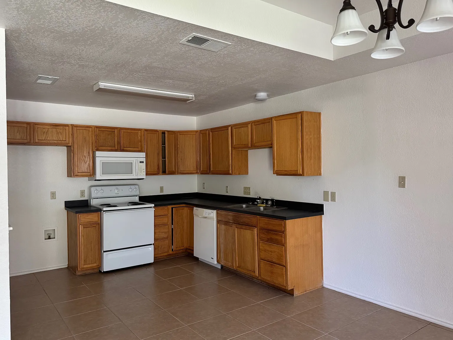 3 bed, 1576 sqft, $1,750 — Photo 2