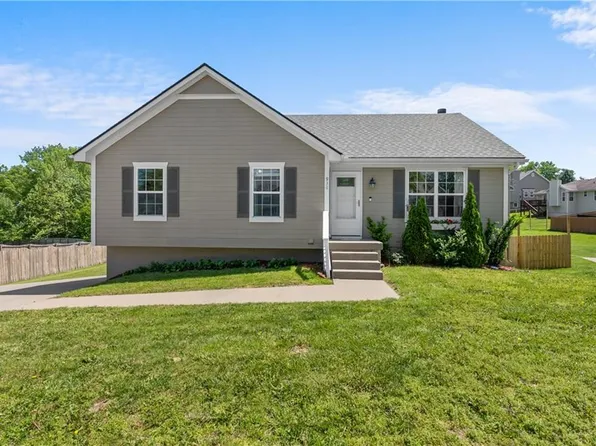 930 SE Kings Cross Rd, Blue Springs, MO 64014