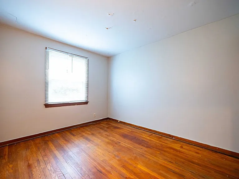 213 E Hudson St — Photo 12