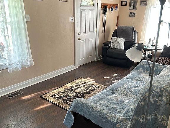 3rd image of 2220 E Dudley Ave