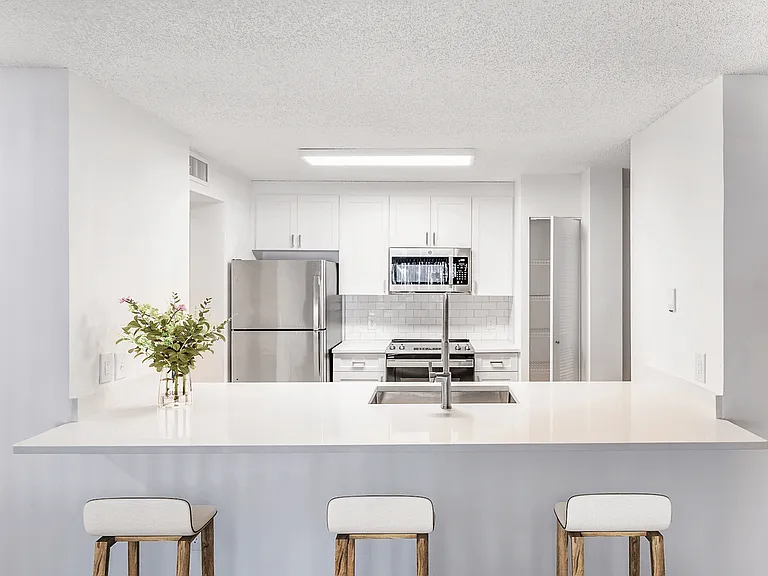 Coconut Palm Club Apartments — Photo 35