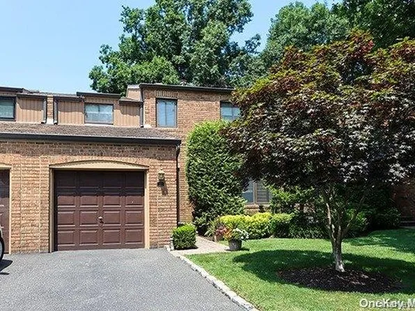 15 Windsor Gate Drive #15, North Hills, NY 11040