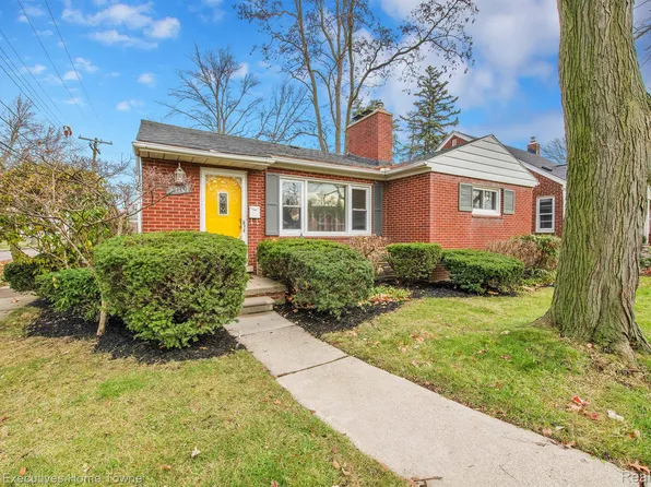 21101 Hunt Club Dr, Harper Woods, MI 48225