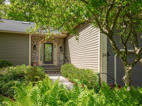 24 Hunters Cir, Tewksbury Twp., NJ 08833