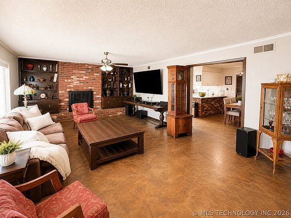 3rd image of 824 Virginia Ln