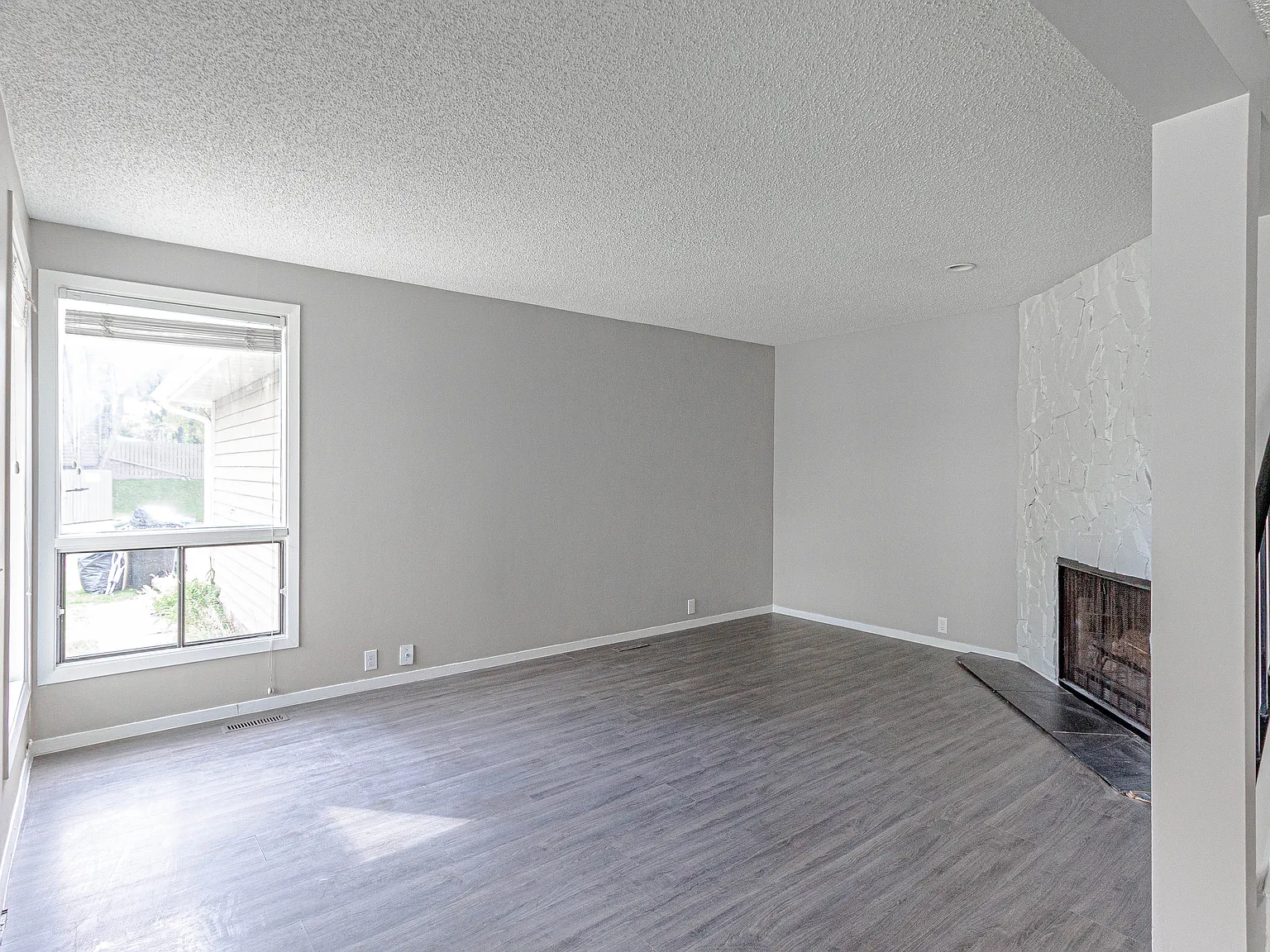 Amazing Midnapore 3 Bed/1.5 Bath W/ Laundry, Yard, Garage, — Photo 4