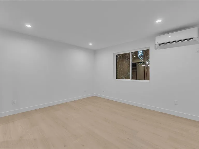 6915 Encino Ave #LOWER — Photo 20