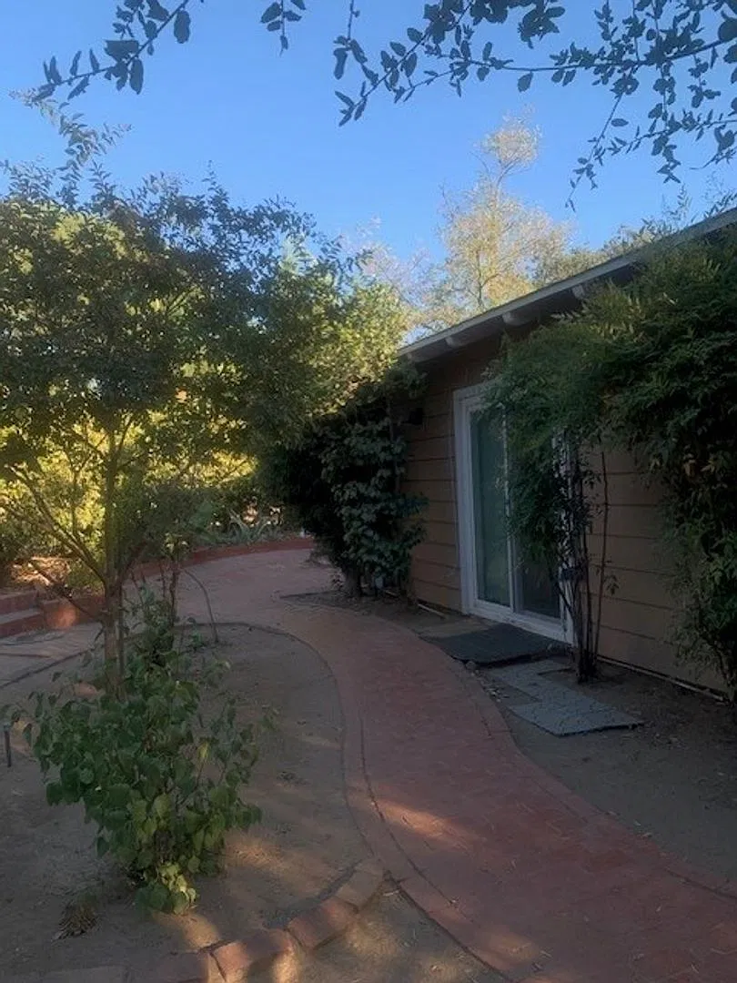 Charming Alpine FULLY Furnished Studio with fenced in yard — Photo 1