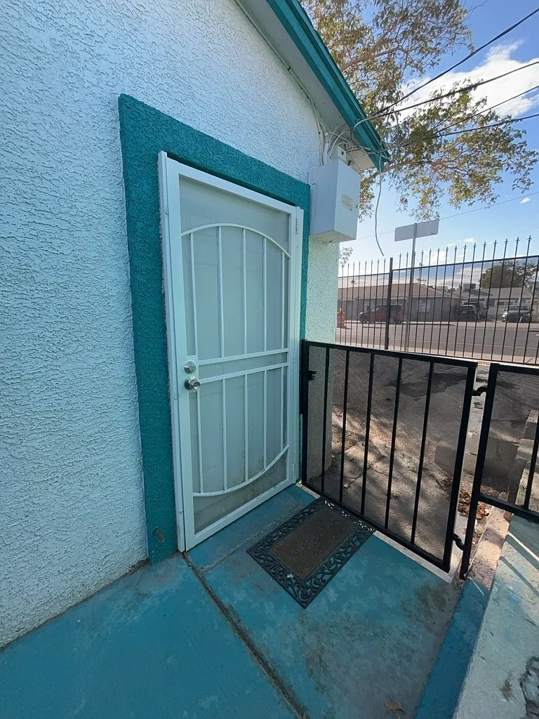 2 bed, 1.0 bath, 580 sqft, $1,075 — Photo 2