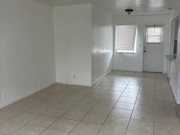 1251 W River Dr #7 — Photo 2