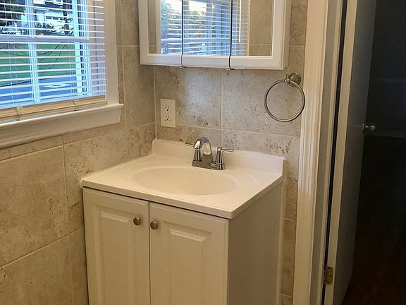 upstairs 2nd bathroom