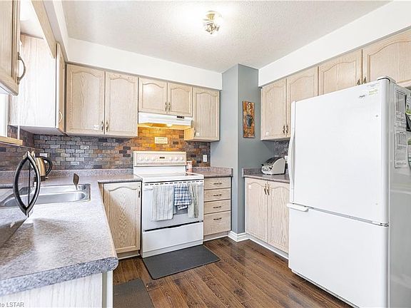 3rd image of 223 Simpson Cres