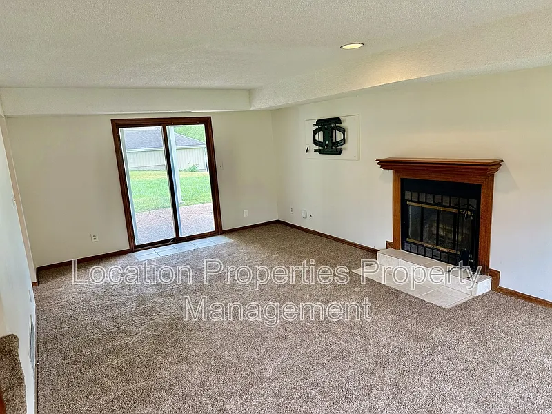 3 bed, 2.5 bath, 1600 sqft, $2,295 — Photo 2