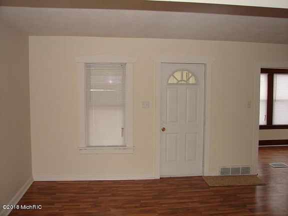 3rd image of 32 Richards Pl
