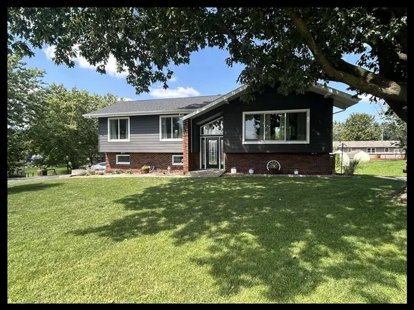 901 Crestview Dr, Macon, MO 63552
