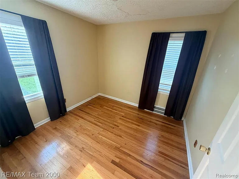 3418 Harding St — Photo 7