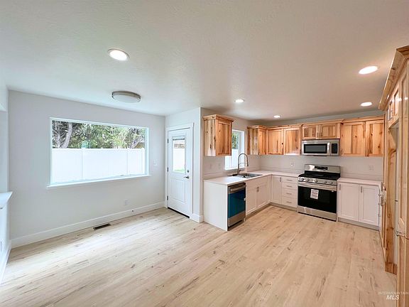 3rd image of 1090 Redwood Cir
