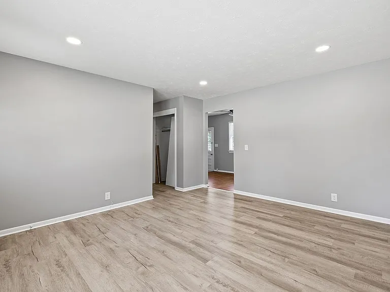 5508 S 122nd St — Photo 19