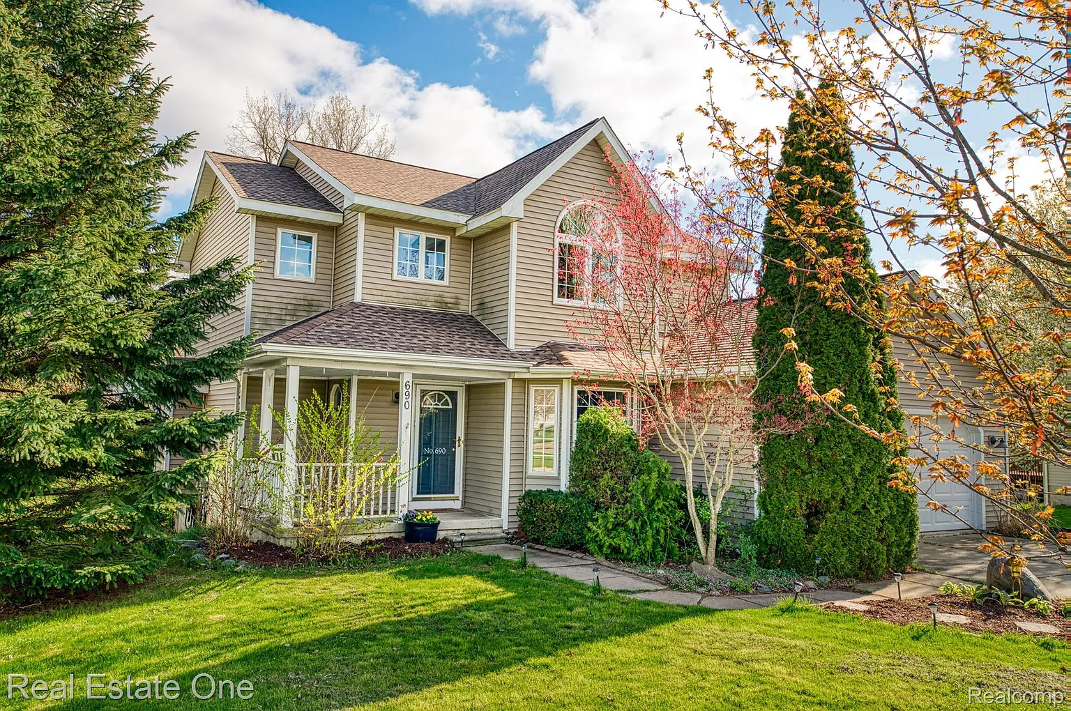 690 Starfield Dr photo 1