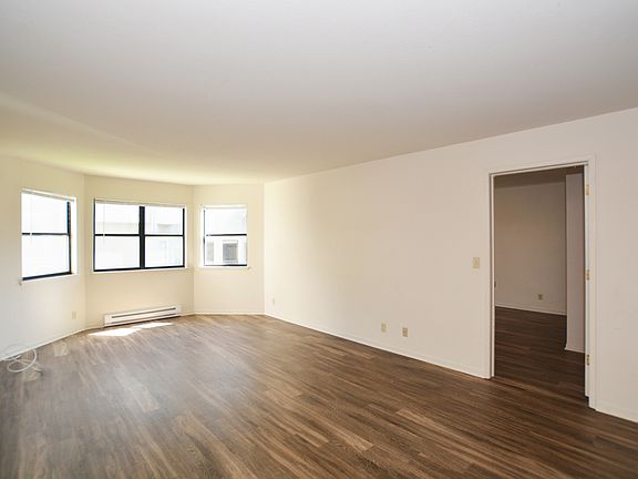 4th image of 400 Baker St APT 105