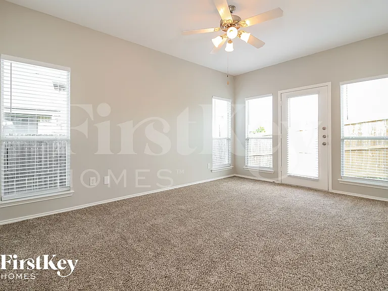 2925 Oakshire St — Photo 9
