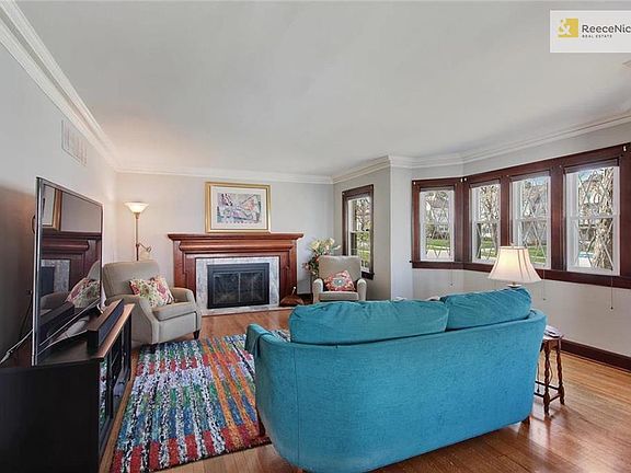 4th image of 425 W 67th Ter