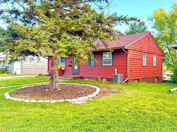 3rd image of 2032 Hyacinth Ave E