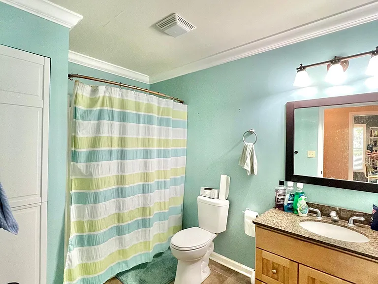 323 E Lowry Ln — Photo 15