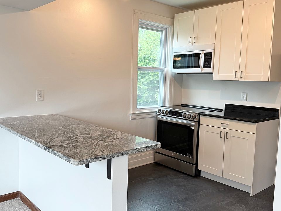 Dining Area on Granite Countertop between Kitchen & Living Room