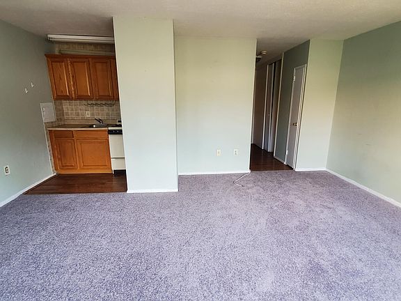 Studio 309 NEW CARPET and freshly painted!