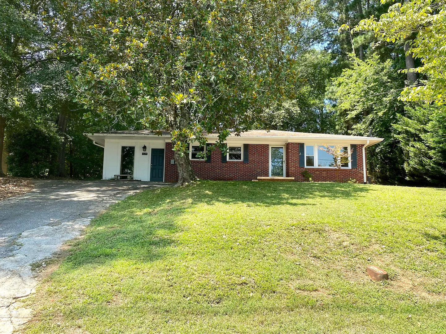 3 Bedroom Brick Ranch House in a Great Location! — Photo 2