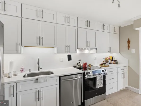 8360 Greensboro Dr APT 1009, Mc Lean, VA 22102
