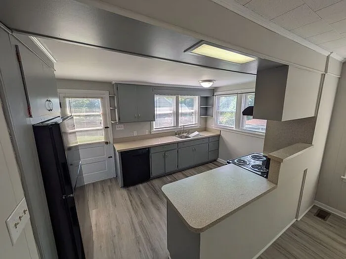 3 bed, 1.0 bath, 1300 sqft, $1,495 — Photo 3
